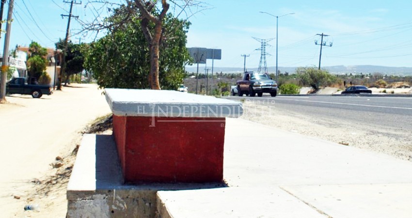 Pintan paraderos de transporte acorde al partido que gobierna,  pero no repararan las techumbres 