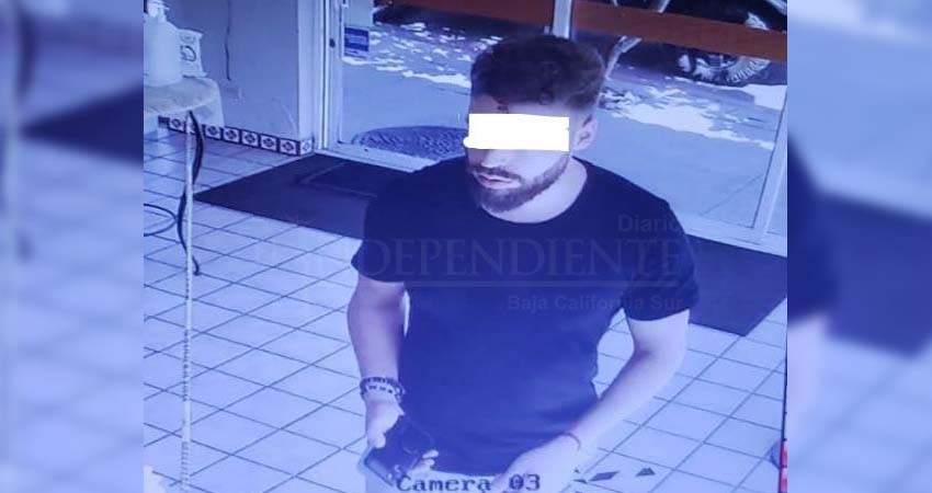 Cliente de cafetería en CSL causa destrozos por pedirle usar cubrebocas