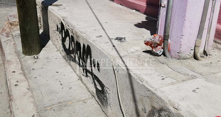 Difícil movilidad en banquetas de zona comercial de Cabo San Lucas