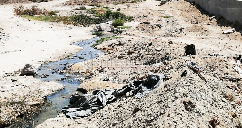 Incongruente “mejoramiento urbano” con aguas negras al lado de un parque nuevo en CSL