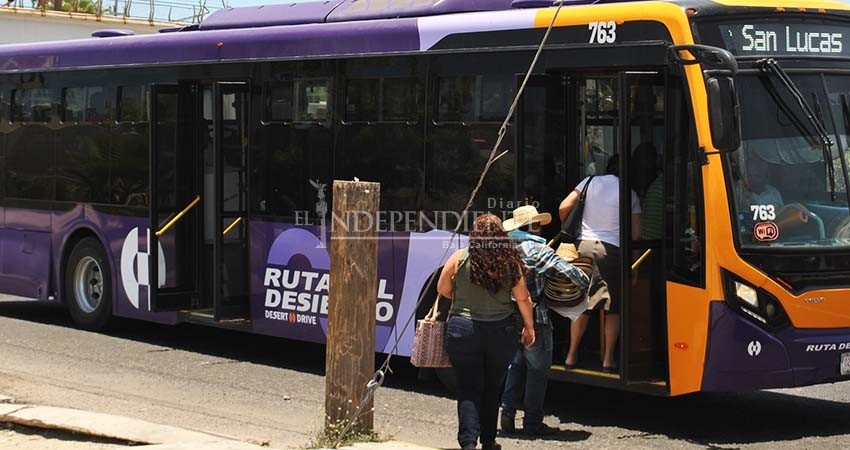 Realizan toma de temperatura a usuarios del transporte público