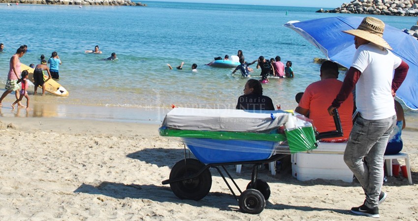 Por aforo limitado, vendedores ambulantes de playa ahora visitan las colonias 