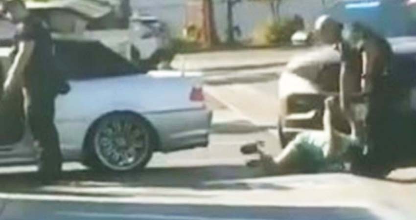 Captan a policías golpeando brutalmente a mujer frente a sus hijos