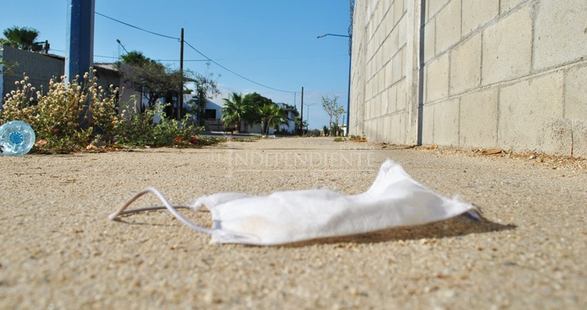 Cubrebocas, se suman cada vez más a los residuos contaminantes en las calles