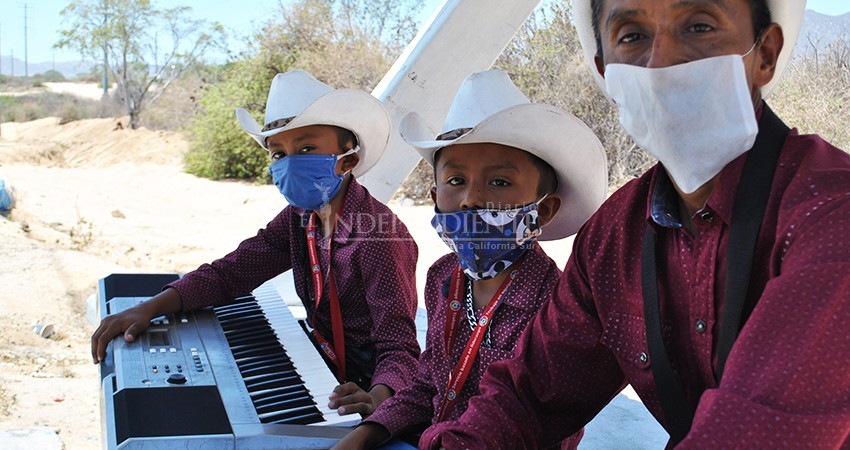 De carpintero a amenizar en el transporte público, así se gana la vida Noé
