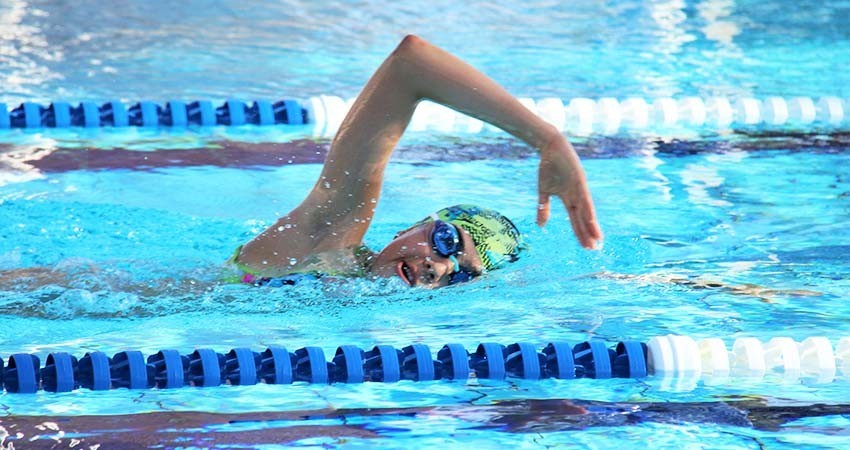 Regresan nadadores a entrenamientos en alberca del INSUDE