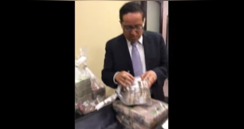 Sale a la luz pública video de ex funcionarios del Senado recibiendo fajos de billetes