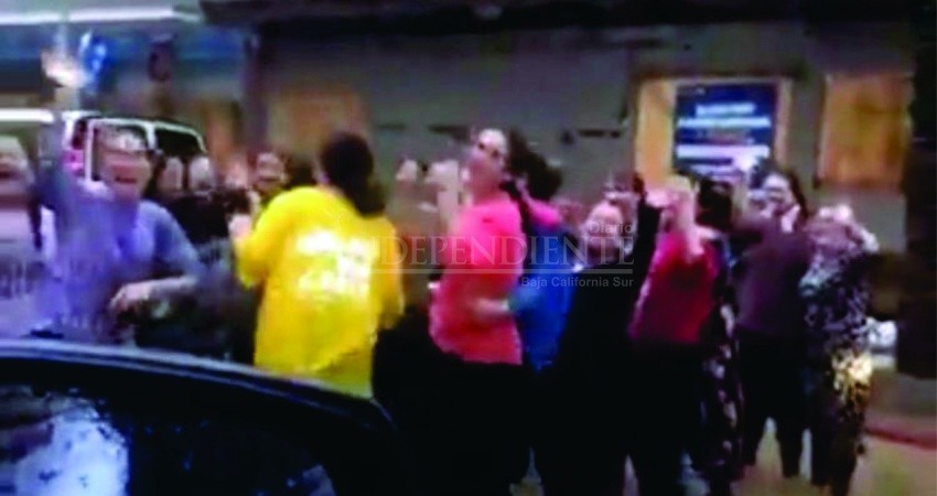 SIN IMPORTAR COVID… Arman fiesta bajo la lluvia en el centro de CSL