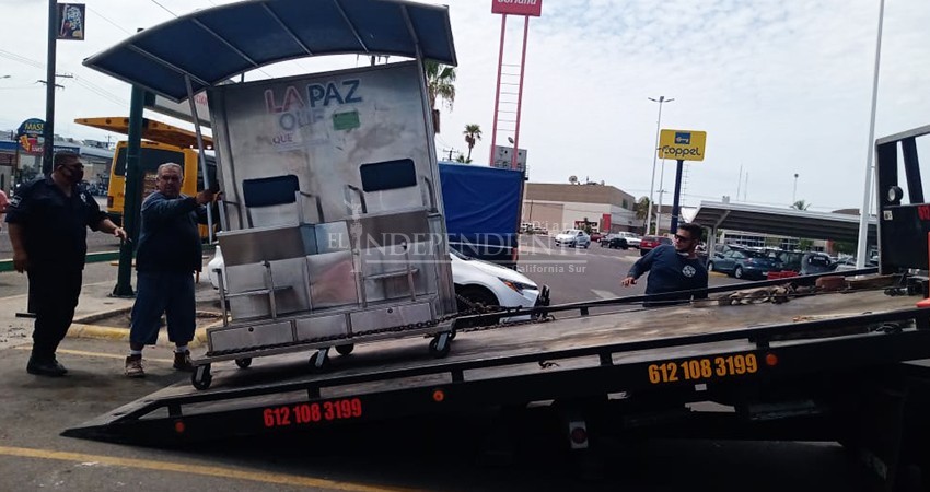 Retiro de puestos semifijos y objetos de banquetas causa polémica entre paceños