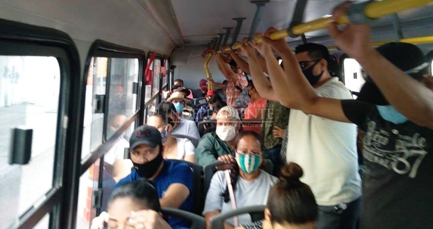 Transporte urbano sigue siendo un foco de contagio en La Paz: Usuarios