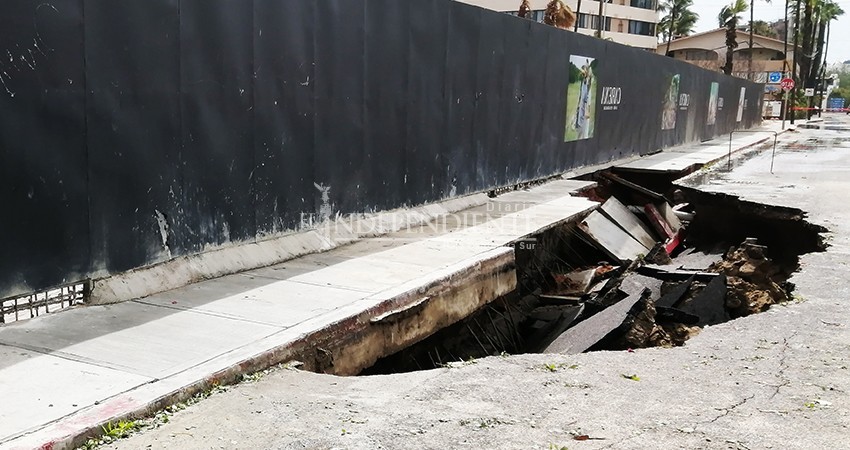 ¡Otra vez! Colapsa banqueta en colonia "El Medano" de CSL