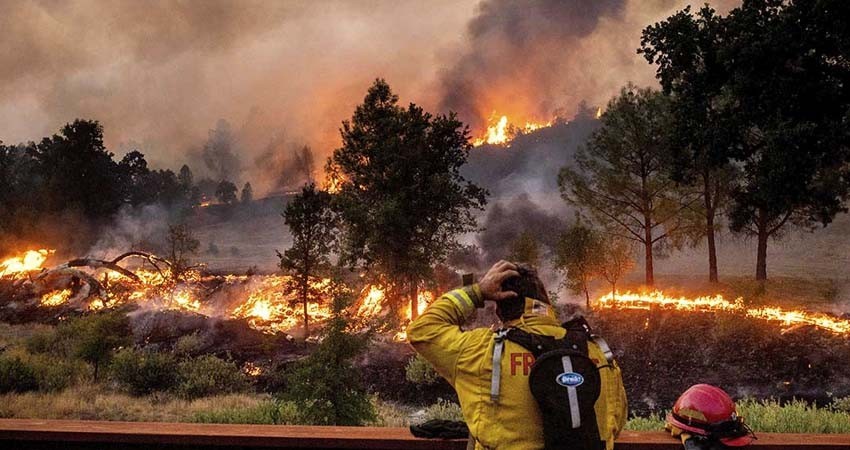 Van 250 mil evacuados por incendios en California