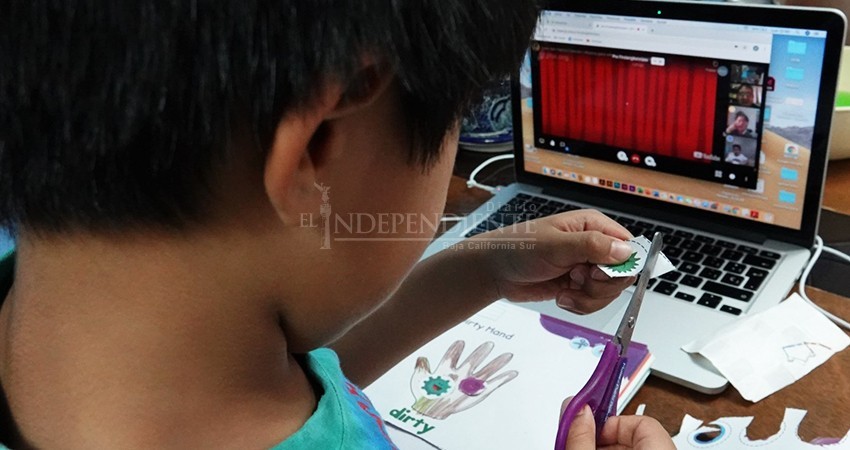 Padres de familia, extraviados, estresados y con muchas dudas: primer día de clases