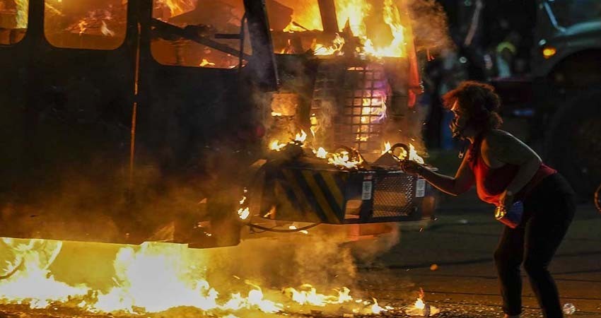 Disturbios en EU tras caso de policía que baleó a hombre frente a sus hijos