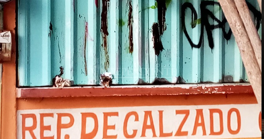 Zapatero de La Paz es acosado, todos los días untan excremento humano en su puesto