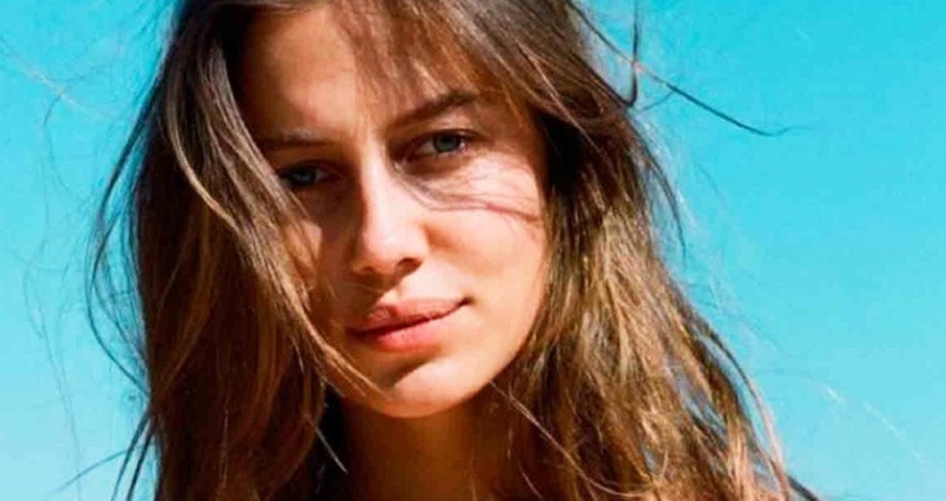 ¿Quién es Nicole Poturalski, la novia de Brad Pitt que está casada?