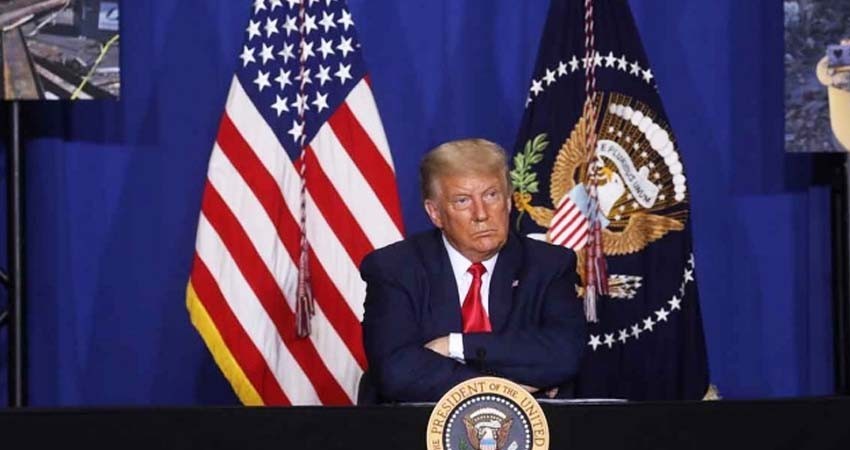 'Hombres de negro' y 'sombras tenebrosas': Trump acusa golpe de Estado