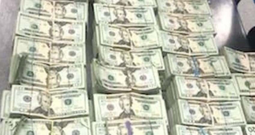 Encuentran medio millón de dólares escondidos en una silla