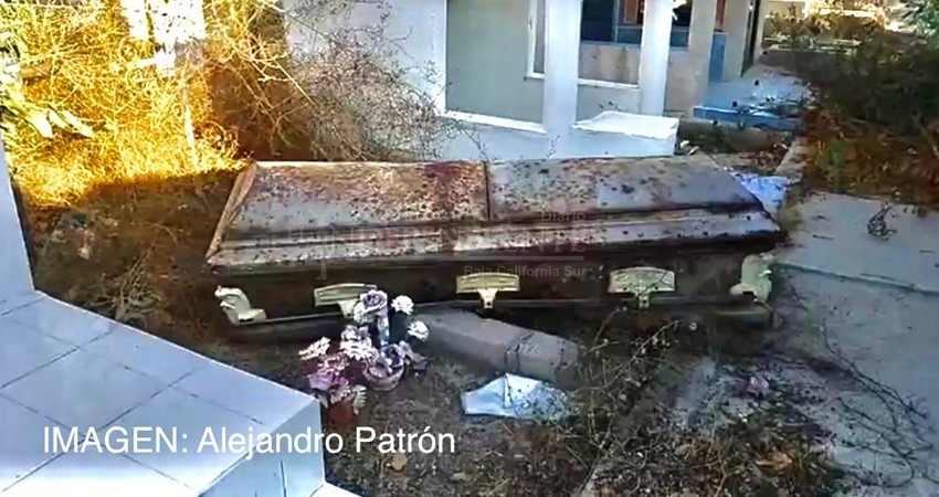 En el abandono panteón Jardines del Recuerdo en La Paz