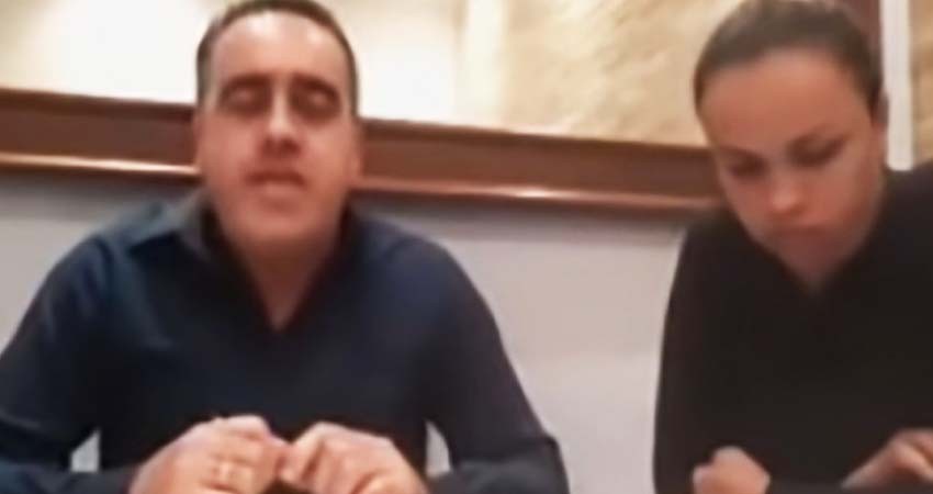 Pastor golpea a su esposa durante transmisión en vivo; ya es viral