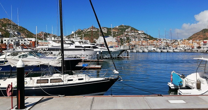 Crisis económica incrementa comercio ambulante en marina turística de CSL