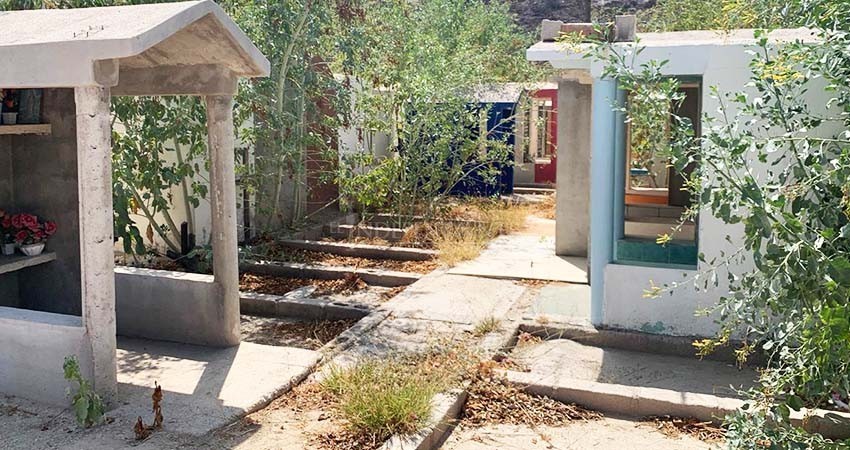 Los panteones abren el lunes y están en el abandono