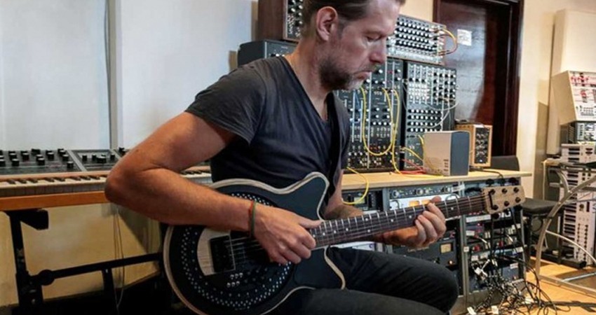 Guitarrista Radiohead pone a prueba rediseño radical de guitarra eléctrica