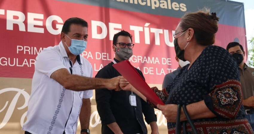 Entrega El alcalde de La Paz, 513 títulos de propiedad a  familias paceñas mediante el Programa ‘Papelito Habla’ 