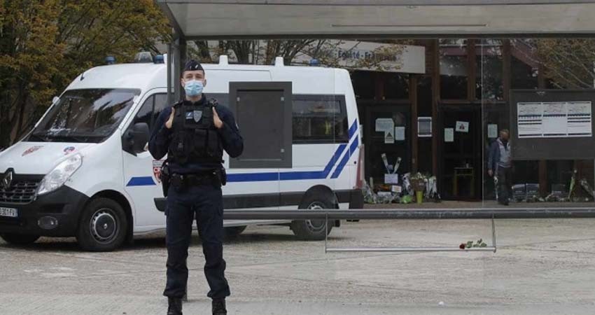 Arrestan a 9 tras la decapitación de un profesor en Francia