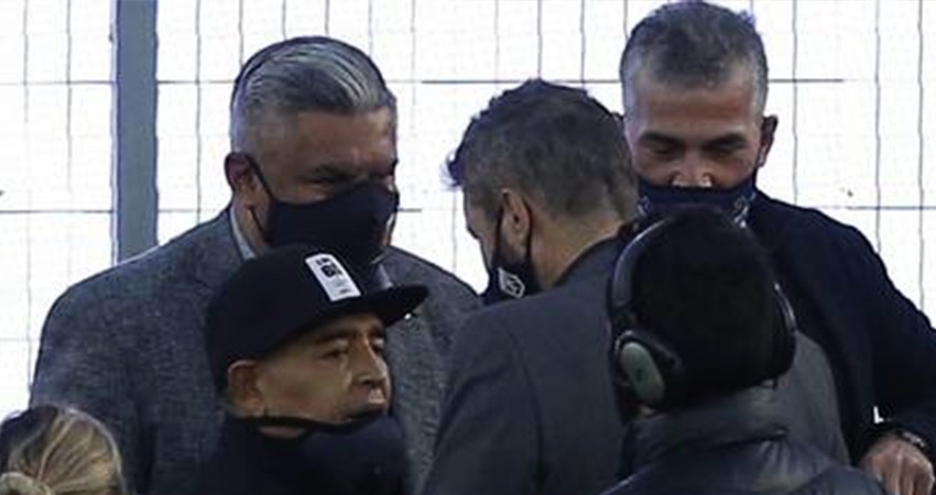 Maradona celebra sus 60 años en la cancha, su lugar favorito