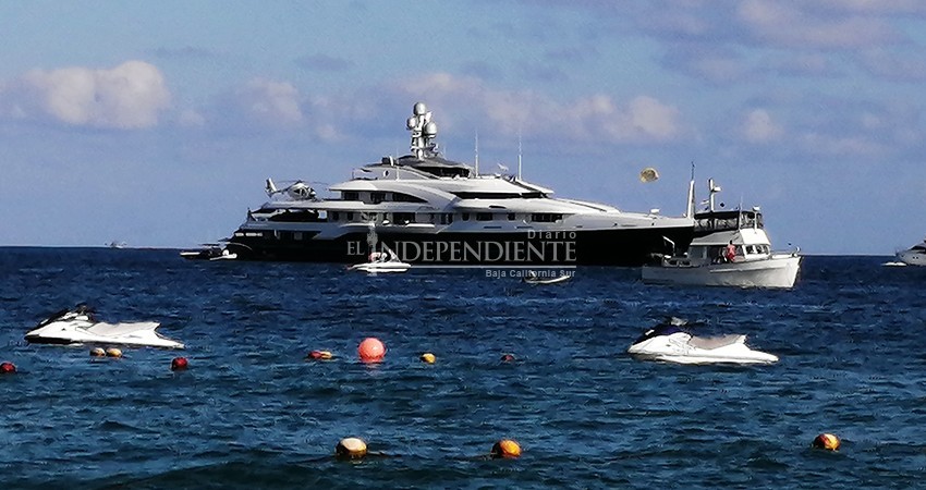 Mega yates visitan bahía de Cabo San Lucas