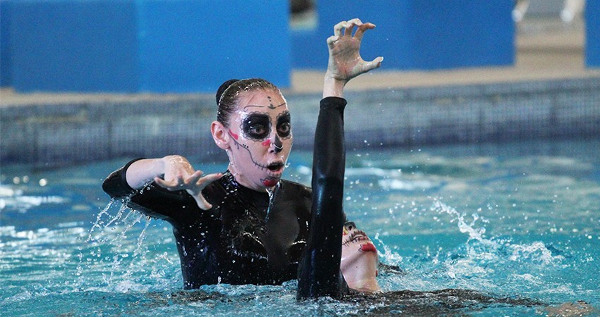 Triunfan nadadoras en torneo virtual de calaveras
