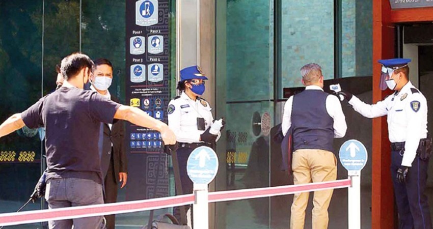 Visitantes acuden a estirar las piernas al Museo de Antropología