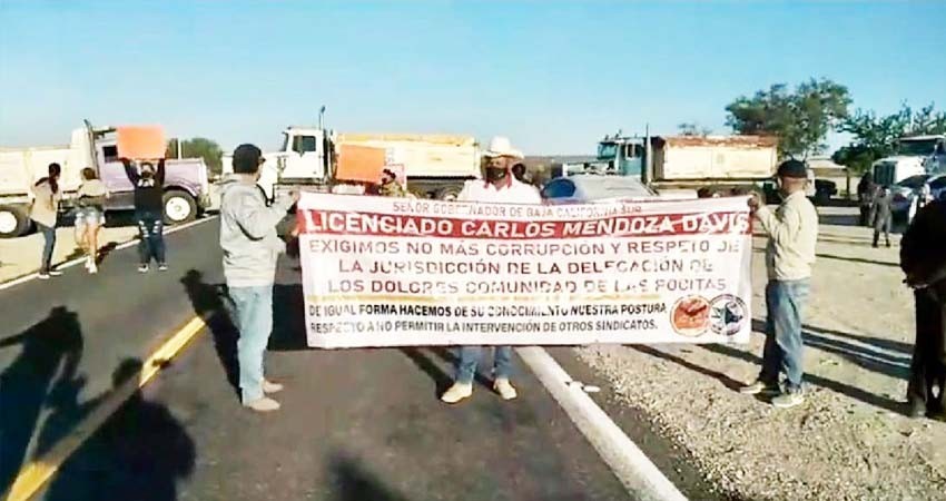 Continúa bloqueado el paso en la carretera a las Pocitas