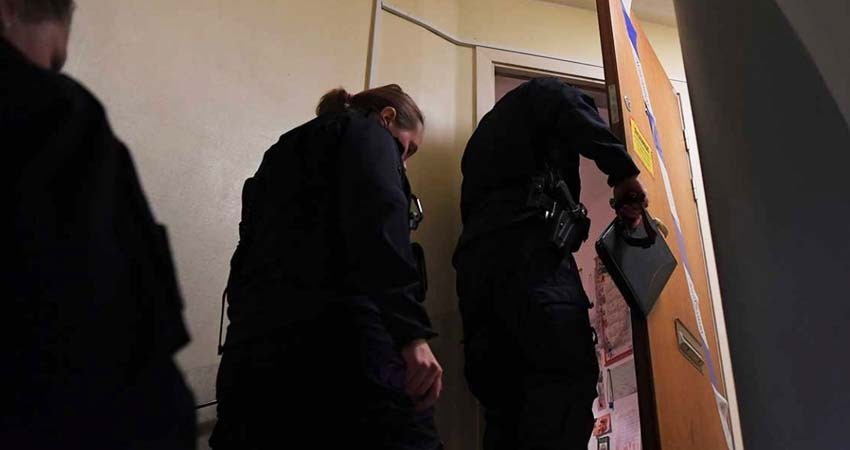 Rescatan a hombre encerrado durante 28 años; cae su madre