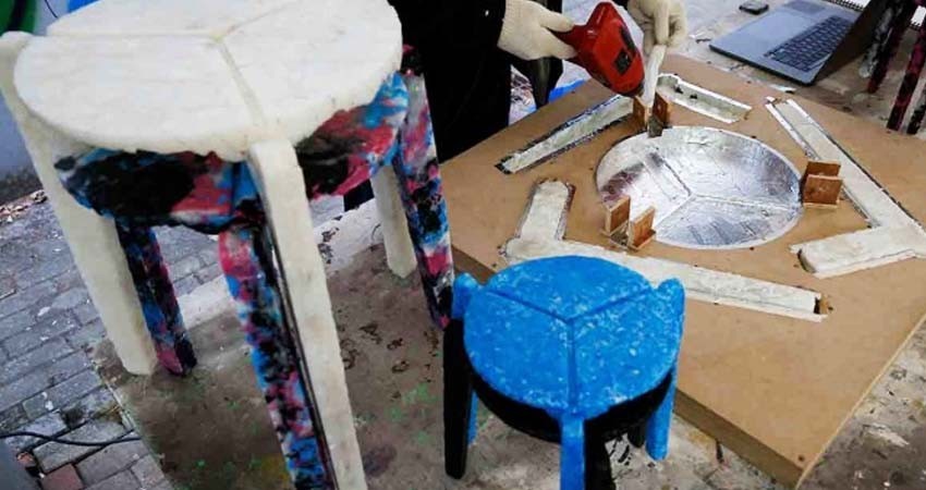 Hombre recicla cubrebocas para crear taburetes en Corea del Sur