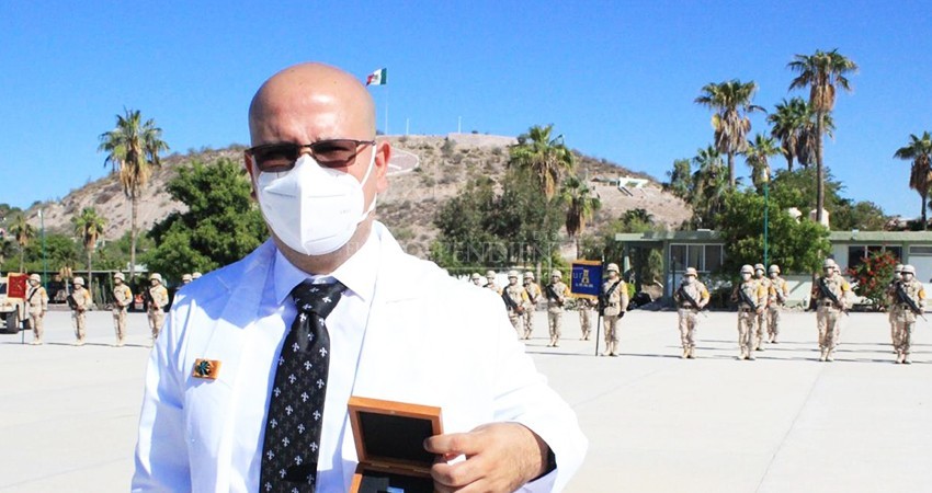 Por su lucha contra el COVID-19, médico cabeño recibe la máxima condecoración mexicana