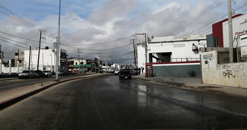 Ligeras lluvias colapsan drenaje de calle Leona Vicario