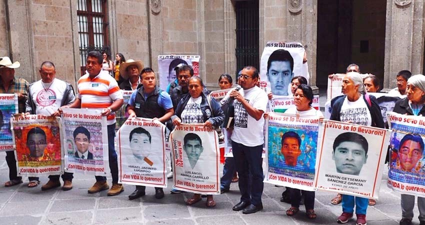 Padres de los 43 “tranquilos” después de reunión con el presidente