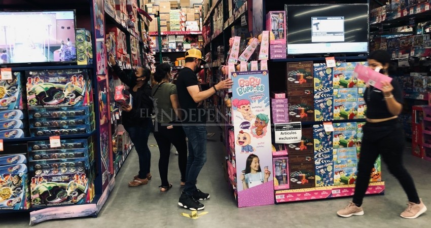 Compras navideñas desatan aglomeraciones en supermercados