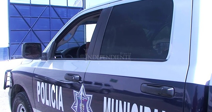 A “puñetazo limpio”, mujer defendió a su hijo de policías