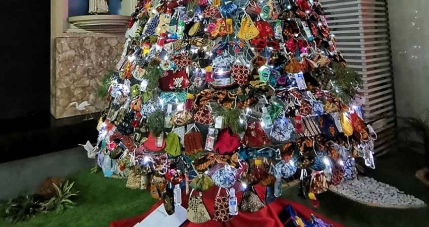 Navidad a prueba de covid: decoran árbol con cubrebocas y geles