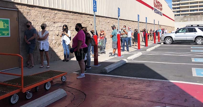 Continúan las grandes filas en centros comerciales de Los Cabos