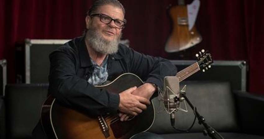 Llueven críticas a Gustavo Santaolalla por su versión de la historia del rock en AL