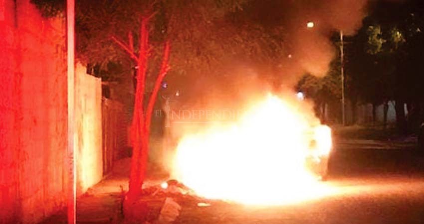 “Cuetito” origina incendio total de vehículo