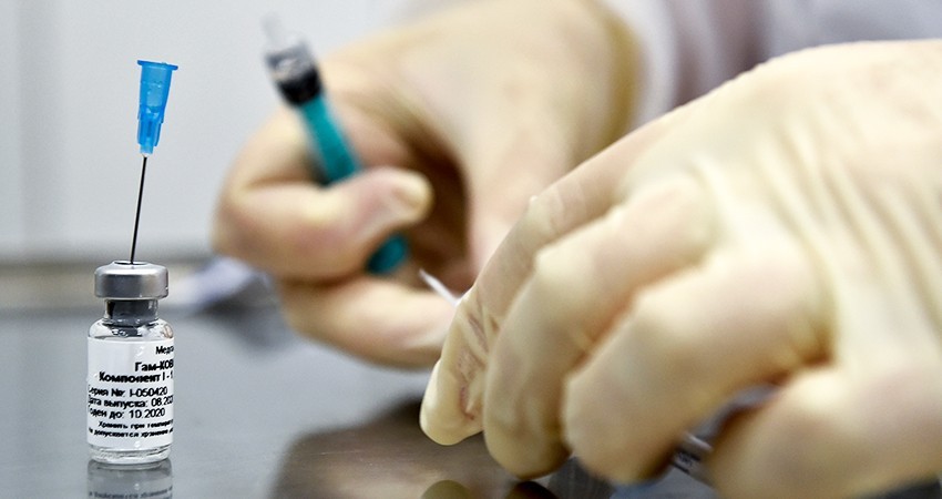 Estudia Salud caso de médica que tuvo "crisis convulsivas" tras recibir vacuna contra Covid-19