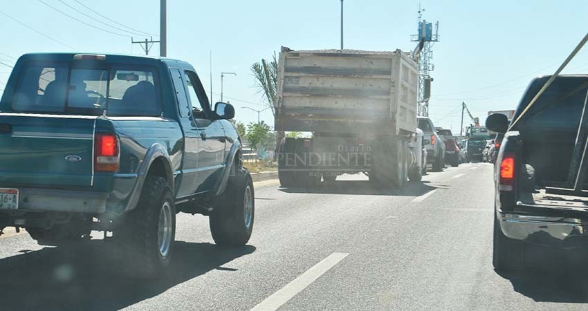 Transporte de carga sigue violando la ley y poniendo en riesgo a conductores