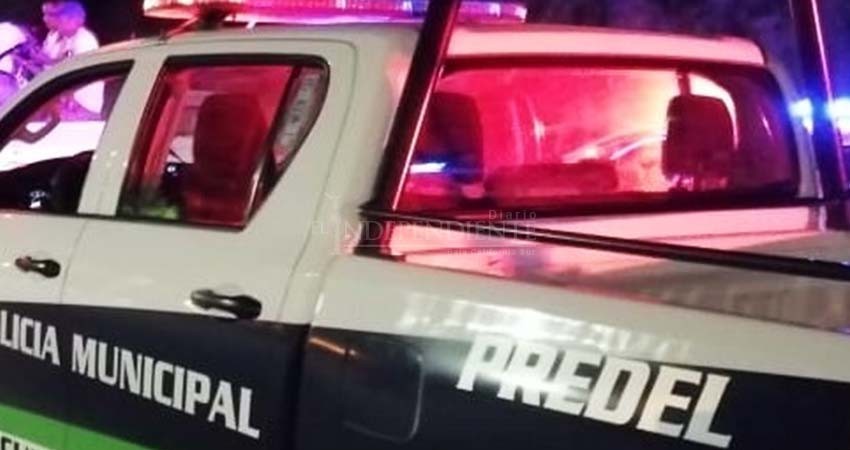 Policía amenaza a su vecina con denunciarla por daños a su jardín