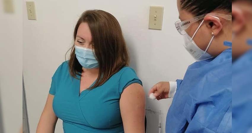 Se aplica primera vacuna contra COVID en BCS