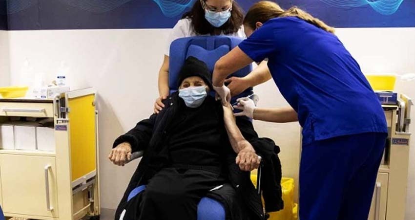 Grecia inicia vacunación de ancianos
